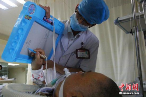 资料图：广西某公立医院，一名男护士正在工作。朱柳融 摄