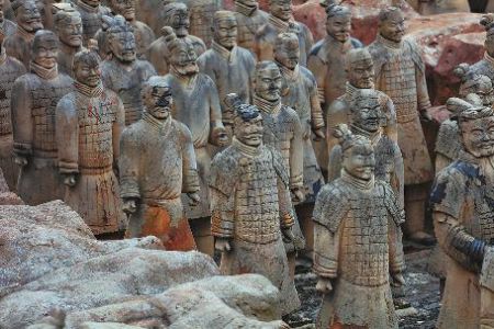 实拍安徽景区现山寨兵马俑群 回应：我们都是A货