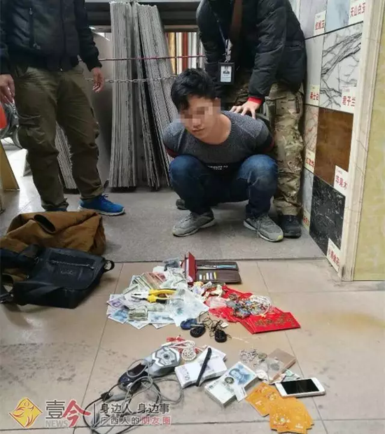 警方抓捕现场，当场从嫌疑人身上搜出不少赃物。警方供图