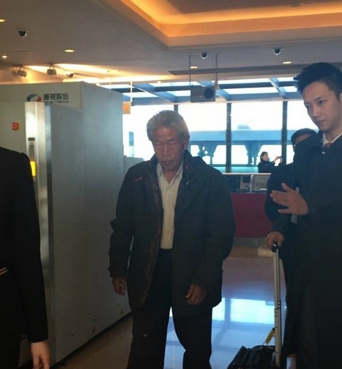 老兵王琪抵达北京首都国际机场，精神状况很好。图片来源：华商报