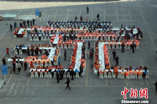 2月11日,农历正月十五,中国元宵佳节。保定市300名环卫工人围坐在一起,享受别样的“元宵家宴”。于俊亮 摄