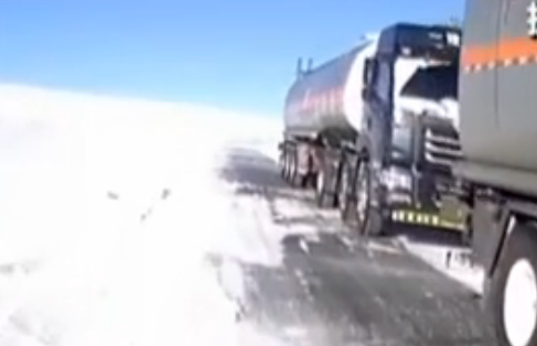 内蒙古暴风雪阻路  近百辆车被困