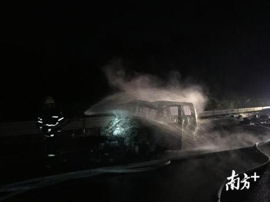 车主指南：广东梅河高速今晨货车追尾面包车起火 致6死3伤