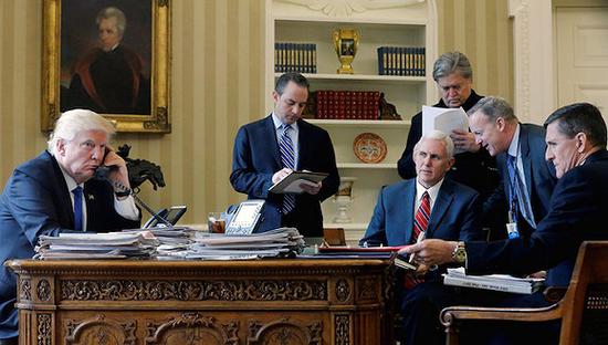 1月28日，特朗普在白宫与俄罗斯总统普京通话。在场的（从左到右）有白宫幕僚长普利巴斯、副总统彭斯、高级顾问班农、白宫发言人斯派塞和国家安全顾问弗林
