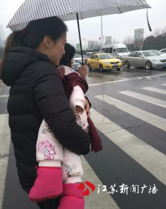 船员家属冒着雨雪赶往南京