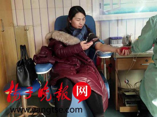 夜奔500多公里达到安徽六安后，康惠明老师给当地患者献了300毫升熊猫血。