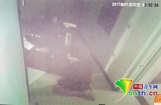 女方家监控所拍摄的画面，当事男方给女方母亲下跪