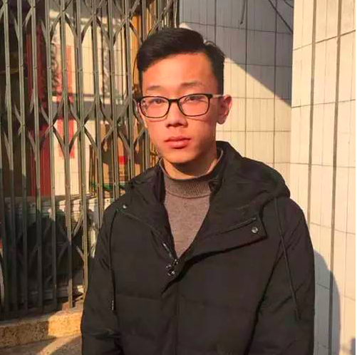 正在就读高二的奕凡。