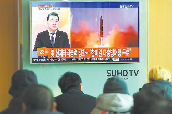　当地时间12日上午7点55分许，朝鲜在平安北道芳岘一带朝半岛东部海域发射一枚中程弹道导弹。图为韩国民众观看朝鲜发射导弹的电视报道。