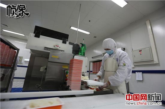 工人将蒸好的米饭装盒。中国网记者 吴闻达 摄
