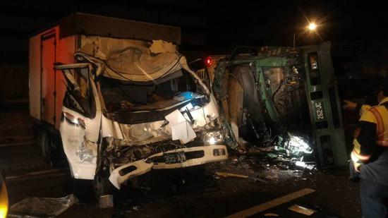 台湾1号高速公路湖口路段于14日凌晨发生货车追尾事故，造成1死3伤。（图片来源：台湾《联合报》）