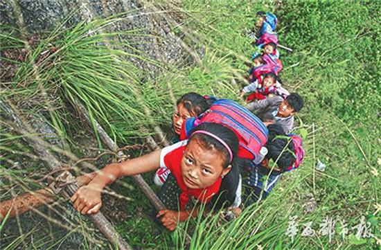 曾经，孩子们背着沉甸甸的书包，每天爬藤梯上下学。