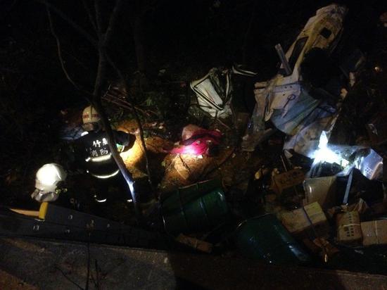 台湾1号高速公路湖口路段于14日凌晨发生货车追尾事故，造成1死3伤。（图片来源：台湾《联合报》）
