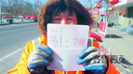 傅女士的存折显示她少发100元工资