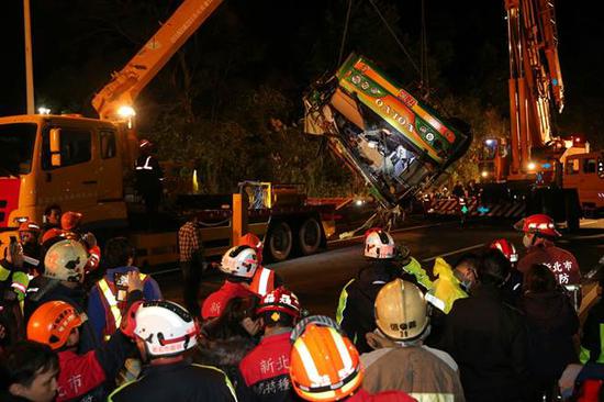 游览车车体于14日零时26分吊离边坡，车体残破不堪，可见车祸发生时撞击力道之大。（图片来源：台湾《中时电子报》）