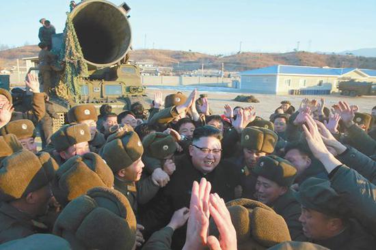 朝鲜中央电视台13日公布了朝鲜发射中远程弹道导弹“北极星-2”型的准备画面以及发射时的现场画面，朝鲜最高领导人金正恩视察现场。