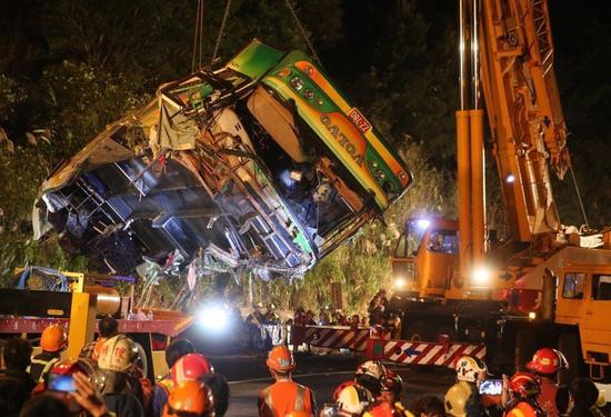 昨晚9点多，台湾“高速5号”公路发生游览车翻覆事故，34人死，10人轻重伤。（图片来源：台湾《联合报》）