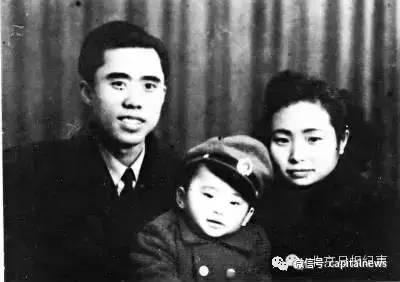 江竹筠和丈夫彭咏梧（左）、儿子彭云（中）的合影