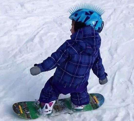美国1岁萌娃玩转滑雪板 姿势专业萌翻网友