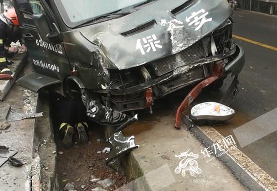 消防战士钻入运钞车下救人。