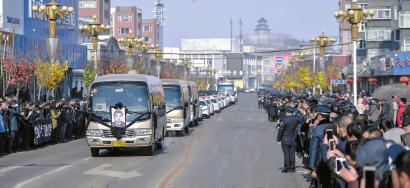 辉南的大街上站满了送别的战友和群众，队伍绵延排出了千余米 本组图片 新文化记者 郭亮 摄