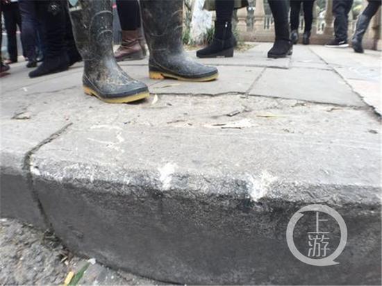 车坠入河水之前,撞击路沿留下的痕迹。