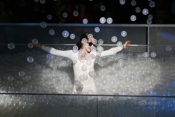 性感洋模上演“海洋球大战” 舞姿撩人