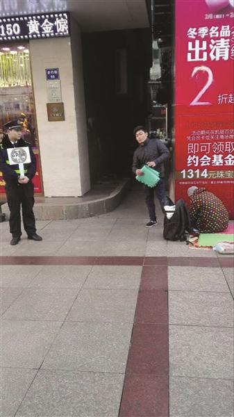 男子一声“走了”，老妇立马爬起来