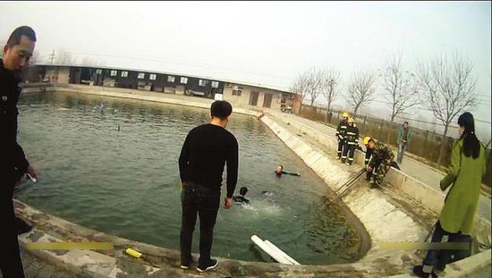 消防官兵赶到时，落水者王磊已获救，而跳水救人的董高峰和张继文还在水里
