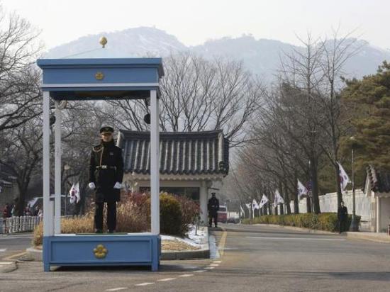 2017年2月3日，警察在韩国首尔青瓦台总统府外警戒。（新华/美联）