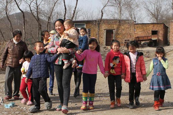 她收养102个弃婴 患病却没钱住院