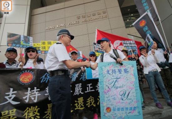 “保卫香港运动”成员在警察总部向警察递交感谢卡
