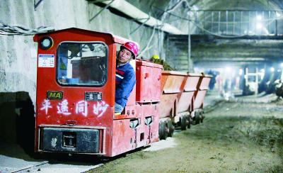 地铁16号线二里沟车站施工现场的“小火车”为充电使用，可实现零排放 摄/记者 陈斯