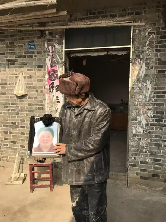 吴建法的父亲难抑悲痛