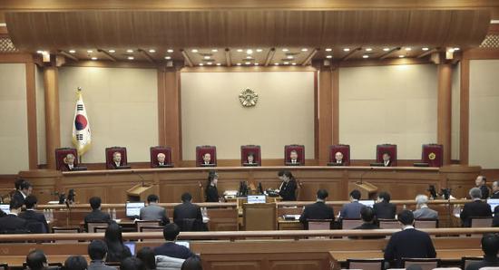 这是2月16日在韩国首都首尔拍摄的韩国宪法法院听证会现场。（新华/美联）