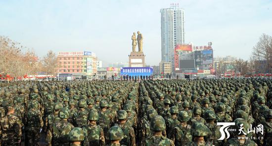 2月16日，“扬威震慑 武装拉动”自治区反恐维稳誓师大会在和田举行。（新疆日报记者卢民一 阿扎提•玉素甫江摄）