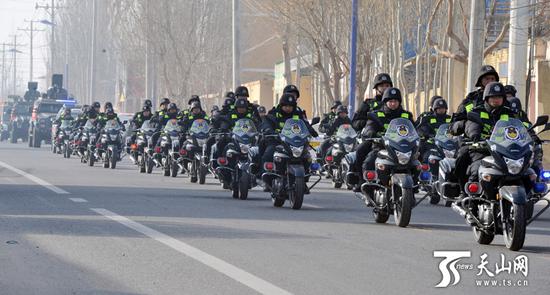 武警官兵在和田市主要街道和重点部位进行武装巡逻。（新疆日报记者卢民一 阿扎提•玉素甫江摄）