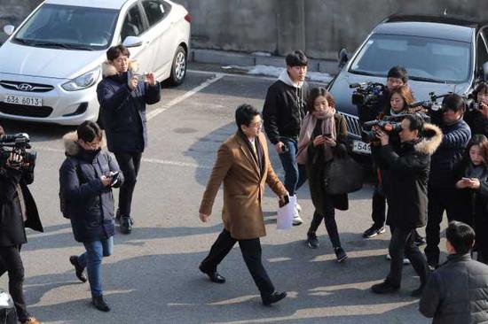 2017年2月3日，特检组一名调查人员（中）试图进入韩国首尔青瓦台总统府。（新华/法新）