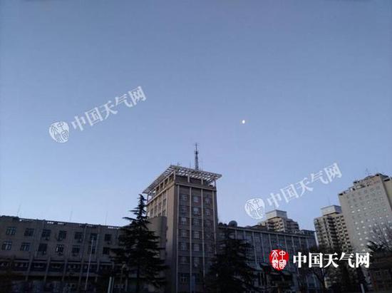 2月17日7时，北京蓝天显现。