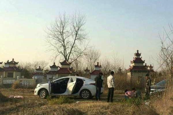 情人节坟堆吸毒 警察:天涯海角找到你