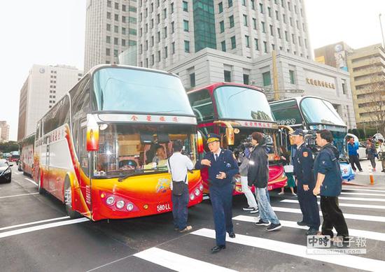 数辆旅游车司机占据道路瘫痪交通（图片来源：“中时电子报”）