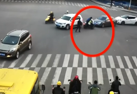 监拍：疯狂驾驶员抗拒执法 拖挂协警逃窜