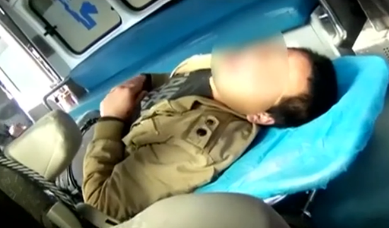 实拍：货车侧翻 男子未系安全带被甩下高架桥