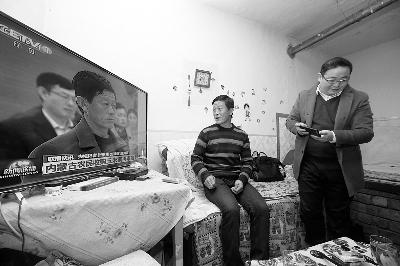 昨晚，王力军在家中收看自己案件的新闻，脸上的表情与在庭上已大不相同