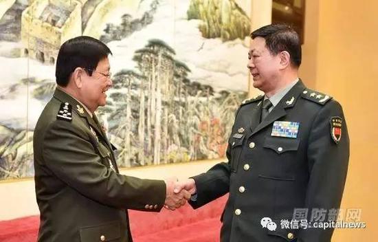 马宜明（右）1月17日在北京会见了来访的柬埔寨国防部副国务秘书昆武率领的柬高级军官见学团