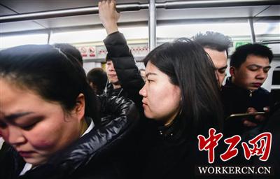 2月16日，姜京子下了高铁转地铁，时值上班早高峰，车厢拥挤