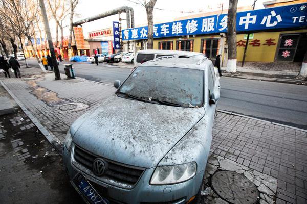 百万豪车被弃路边两年 灰尘密布钥匙还在