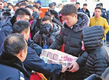 警方将被骗款退还给受害者 新文化记者 杨威 摄
