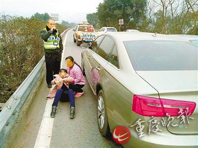 奥迪女司机在高速路超车道上突发疾病，执法人员和患者家属紧急施救。
