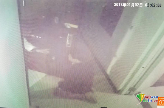 女青年杨某家门口监控画面，李某下跪